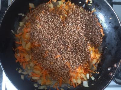 Kupecki stiliumi paruošta grikių košė su svogūnais ir morkomis kaip garnyras Žingsnis 3