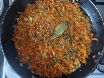 Kupecki stiliumi paruošta grikių košė su svogūnais ir morkomis kaip garnyras Žingsnis 4