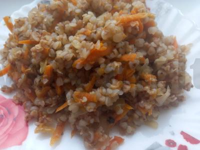 Kupecki stiliumi paruošta grikių košė su svogūnais ir morkomis kaip garnyras pagrindine nuotrauka