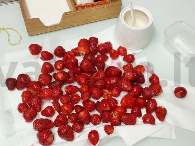 Braškių ir cukraus užtepėlė pyragams žiemai Žingsnis 1