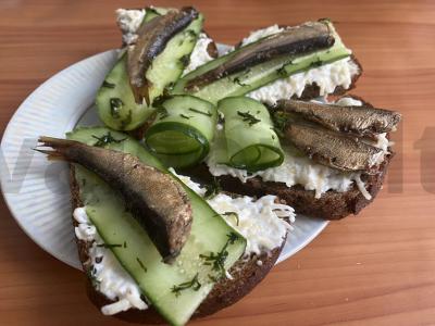 Sproatų, sūrio ir šviežių agurkų sumuštiniai Žingsnis 4