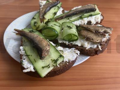 Sproatų, sūrio ir šviežių agurkų sumuštiniai pagrindine nuotrauka