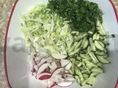Lengvas kopūstų salotas su ridikais Žingsnis 1
