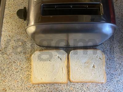 „Rytinis“ sumuštinis su dešra, sūriu ir agurku Žingsnis 1