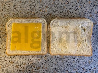 „Rytinis“ sumuštinis su dešra, sūriu ir agurku Žingsnis 3