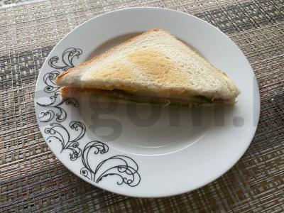 „Rytinis“ sumuštinis su dešra, sūriu ir agurku pagrindine nuotrauka