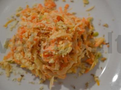 Vitaminų salotos su graikiniais riešutais pagrindine nuotrauka