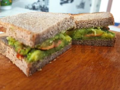 Šiltas sumuštinis su bulvėmis ir pomidorais pagrindine nuotrauka