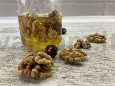 Medus su aktyvuotais riešutais pagrindine nuotrauka