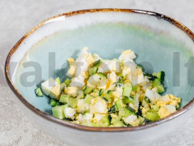 Vištienos, korėjietiškų morkų ir šviežių agurkų salotos Žingsnis 1