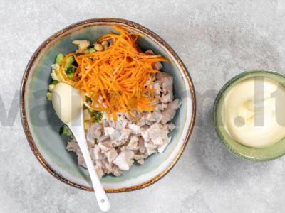 Vištienos, korėjietiškų morkų ir šviežių agurkų salotos Žingsnis 2