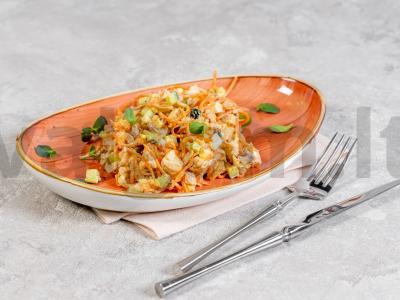 Vištienos, korėjietiškų morkų ir šviežių agurkų salotos pagrindine nuotrauka