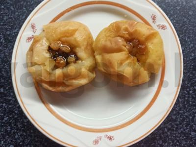 Kepti obuoliai su razinomis ir džiovintomis slyvomis pagrindine nuotrauka