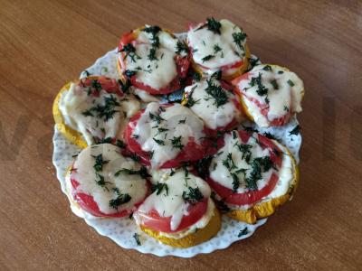 Geltonosios cukinijos su pomidorais ir sūriu pagrindine nuotrauka