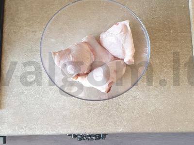 Vištiena su grietinėlės ir česnako padažu keptuvėje Žingsnis 1