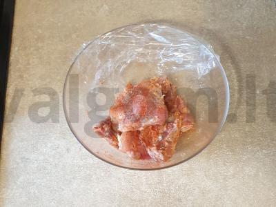 Vištiena su grietinėlės ir česnako padažu keptuvėje Žingsnis 2