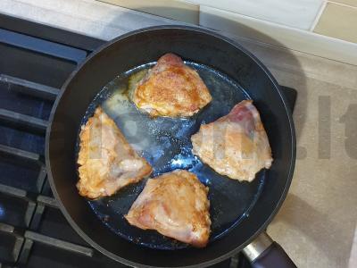 Vištiena su grietinėlės ir česnako padažu keptuvėje Žingsnis 3