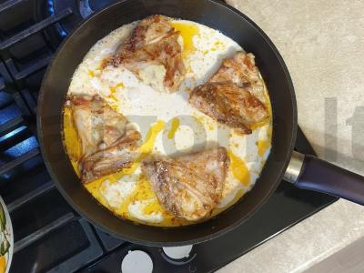 Vištiena su grietinėlės ir česnako padažu keptuvėje Žingsnis 5