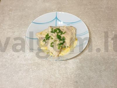 Vištiena su grietinėlės ir česnako padažu keptuvėje pagrindine nuotrauka