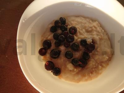 Avižiniai dribsniai su juodosiomis serbentėmis pagrindine nuotrauka