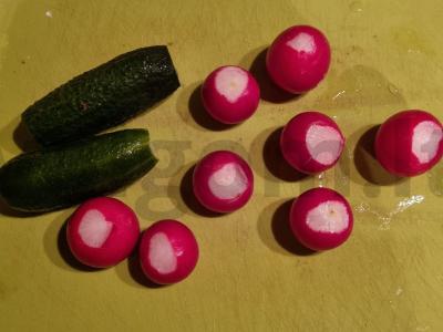 Rediskų ir agurkų salotos Žingsnis 1