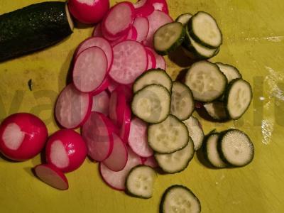 Rediskų ir agurkų salotos Žingsnis 2