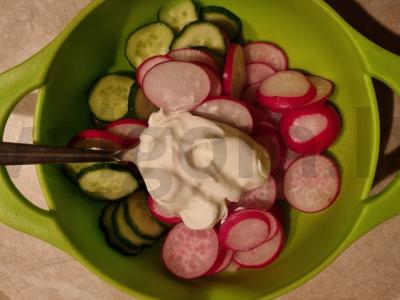 Rediskų ir agurkų salotos Žingsnis 3