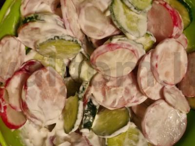 Rediskų ir agurkų salotos pagrindine nuotrauka