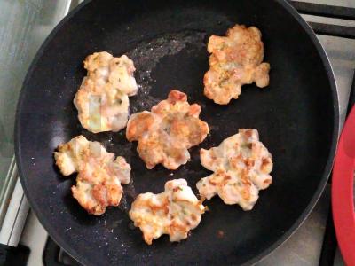 Vištienos blynai su svogūnais ir žalumynais Žingsnis 5