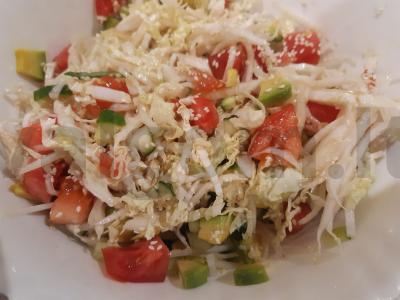 Pikantiškas salotas su avokadu ir sezamu pagrindine nuotrauka