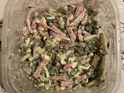 Salotos „Neolivie“ su rūkyta dešra pagrindine nuotrauka