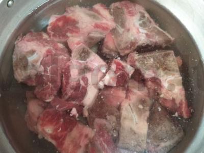 Čečėnų patiekalas „Žižiq-galnaš“ iš jautienos su tešlos gabaliukais Žingsnis 1