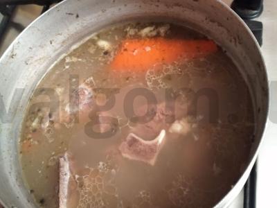 Čečėnų patiekalas „Žižiq-galnaš“ iš jautienos su tešlos gabaliukais Žingsnis 3