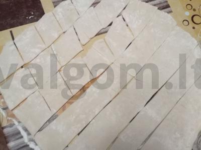 Čečėnų patiekalas „Žižiq-galnaš“ iš jautienos su tešlos gabaliukais Žingsnis 4