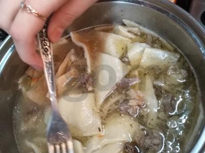 Čečėnų patiekalas „Žižiq-galnaš“ iš jautienos su tešlos gabaliukais Žingsnis 5