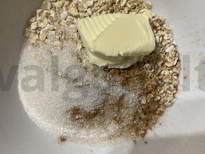 Kepti obuoliai su avižiniais dribsniais, cinamonu ir ledais Žingsnis 1