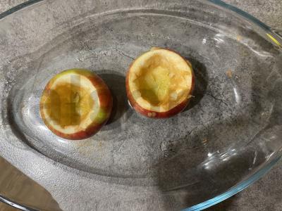 Kepti obuoliai su avižiniais dribsniais, cinamonu ir ledais Žingsnis 2