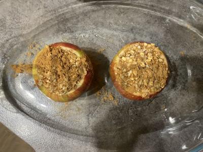 Kepti obuoliai su avižiniais dribsniais, cinamonu ir ledais Žingsnis 3