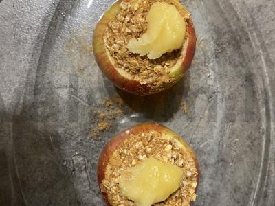 Kepti obuoliai su avižiniais dribsniais, cinamonu ir ledais Žingsnis 4