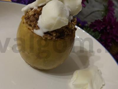 Kepti obuoliai su avižiniais dribsniais, cinamonu ir ledais pagrindine nuotrauka