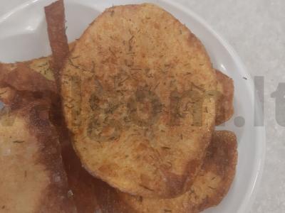 Bulvių traškučiai su džiovintomis žolelėmis pagrindine nuotrauka