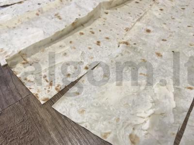 Lavashas su varške ir sūriu, supjaustytas trikampiais Žingsnis 2