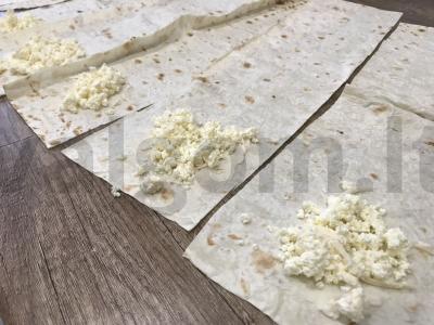 Lavashas su varške ir sūriu, supjaustytas trikampiais Žingsnis 3