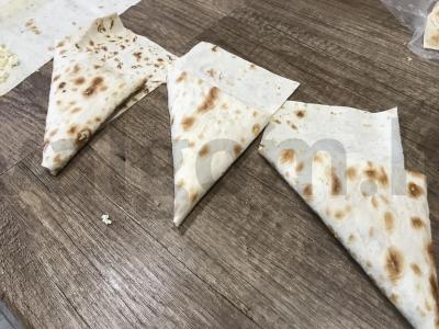 Lavashas su varške ir sūriu, supjaustytas trikampiais Žingsnis 4