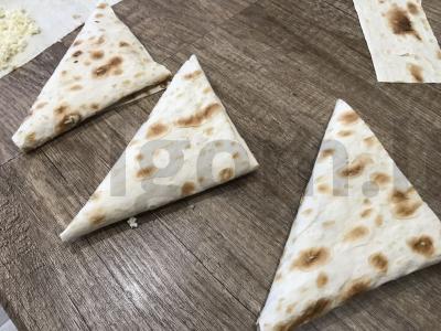 Lavashas su varške ir sūriu, supjaustytas trikampiais Žingsnis 5