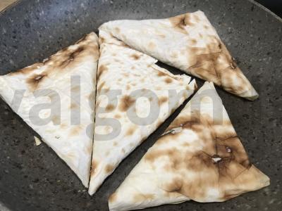 Lavashas su varške ir sūriu, supjaustytas trikampiais Žingsnis 6