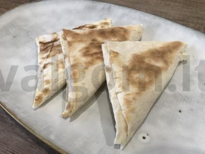 Lavashas su varške ir sūriu, supjaustytas trikampiais pagrindine nuotrauka