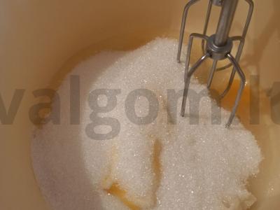 Uogų keksai su pienu ir sviestu Žingsnis 1