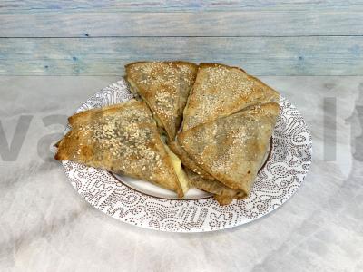 Sultingi trikampiai su vištiena ir daržovėmis pagrindine nuotrauka