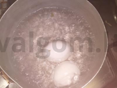 Baltyminis salotas su kepta kiauliena, moliūgu, kedro riešutais ir traškia ledo salotų lapais Žingsnis 1